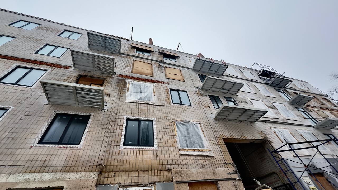 Як відновлюють будинок на вулиці Свободи, постраждалий від обстрілів